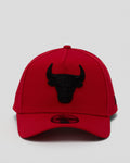 red New Era Chicago Bulls 9FORTY A-Frame snapback features a stark black embroidered team logo on the front.