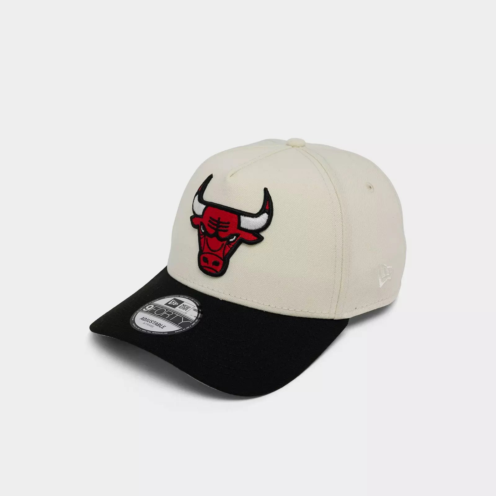 New Era 9FORTY Chicago Bulls snapback features a chrome white crown and a black A-frame visor