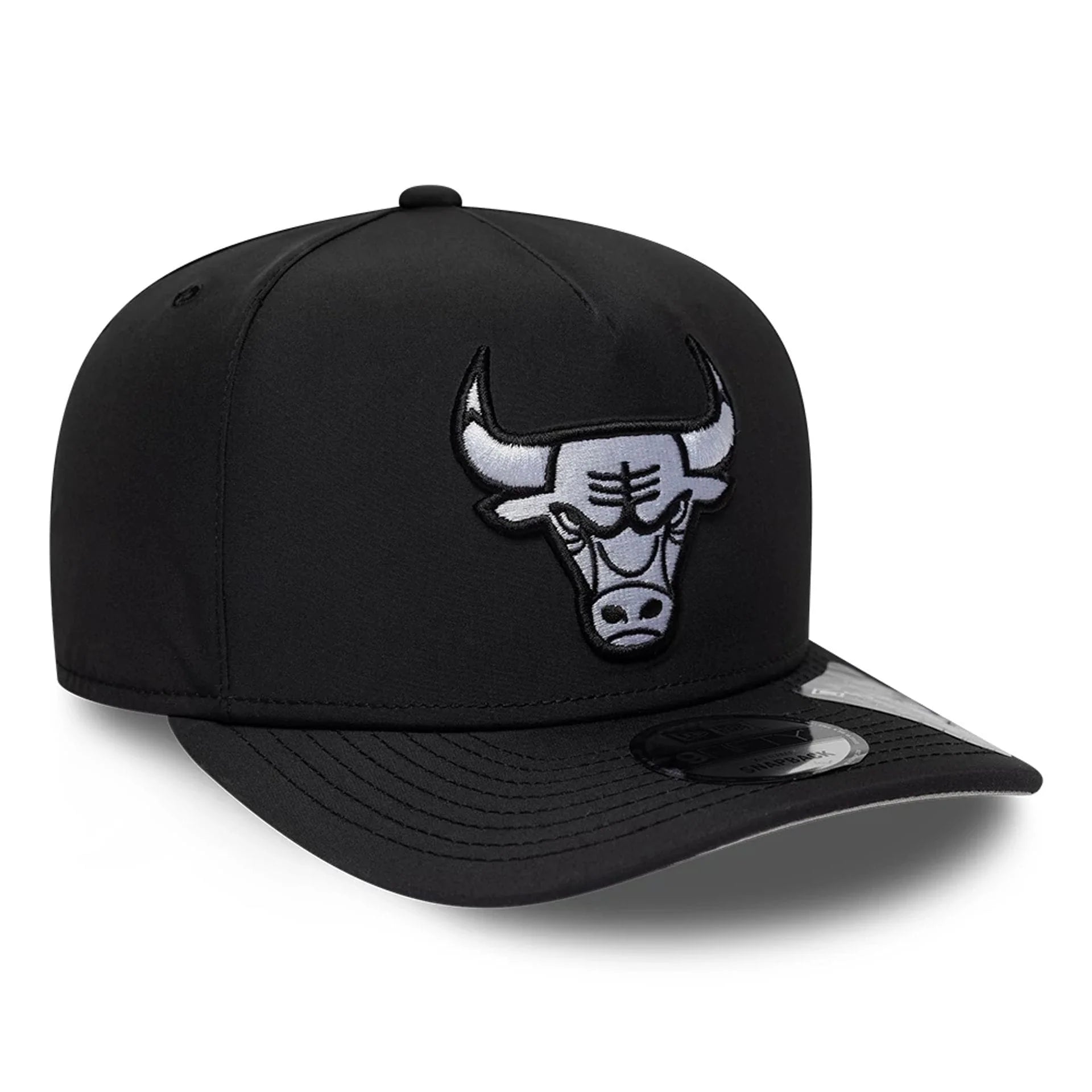New Era Chicago Bulls GORE-TEX 9FIFTY A-Frame snapback cap featuring a durable black crown and a raised embroidered team logo.