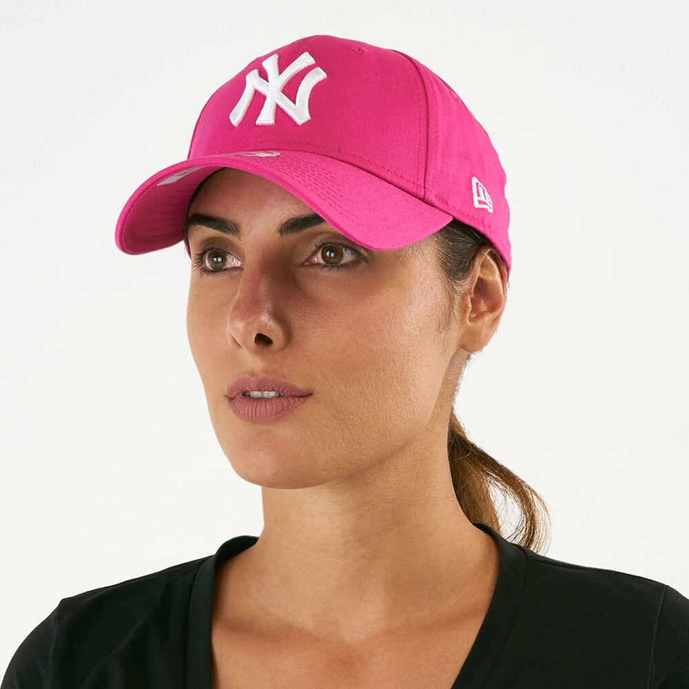 New Era 9FORTY League Essential New York Yankees Cap in a vibrant pink color featuring an embroidered white Yankees logo on the front.