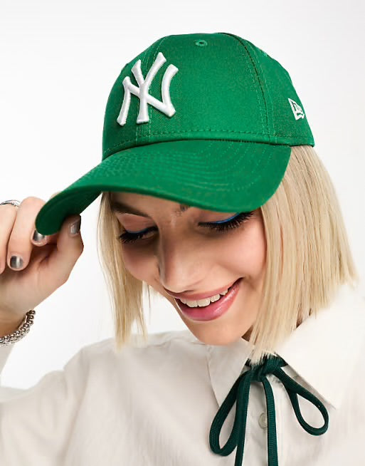 New Era 9FORTY New York Yankees cap features a kelly green color scheme with a white embroidered logo