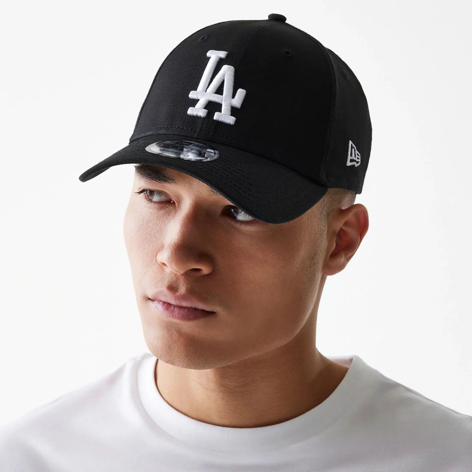 New Era 9FORTY cap features a white embroidered Los Angeles Dodgers logo and an adjustable strap.