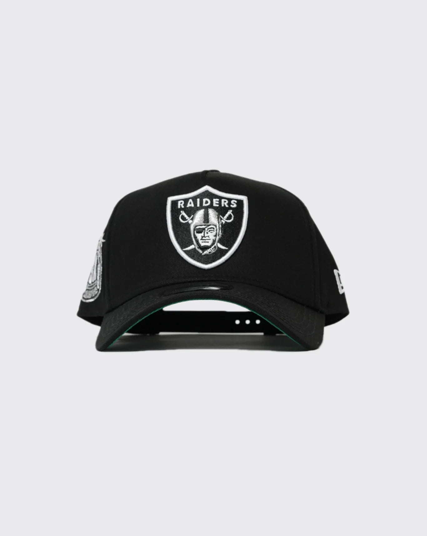 New Era Las Vegas Raiders 9FORTY A-Frame snapback cap features a prominent embroidered shield logo on the front.