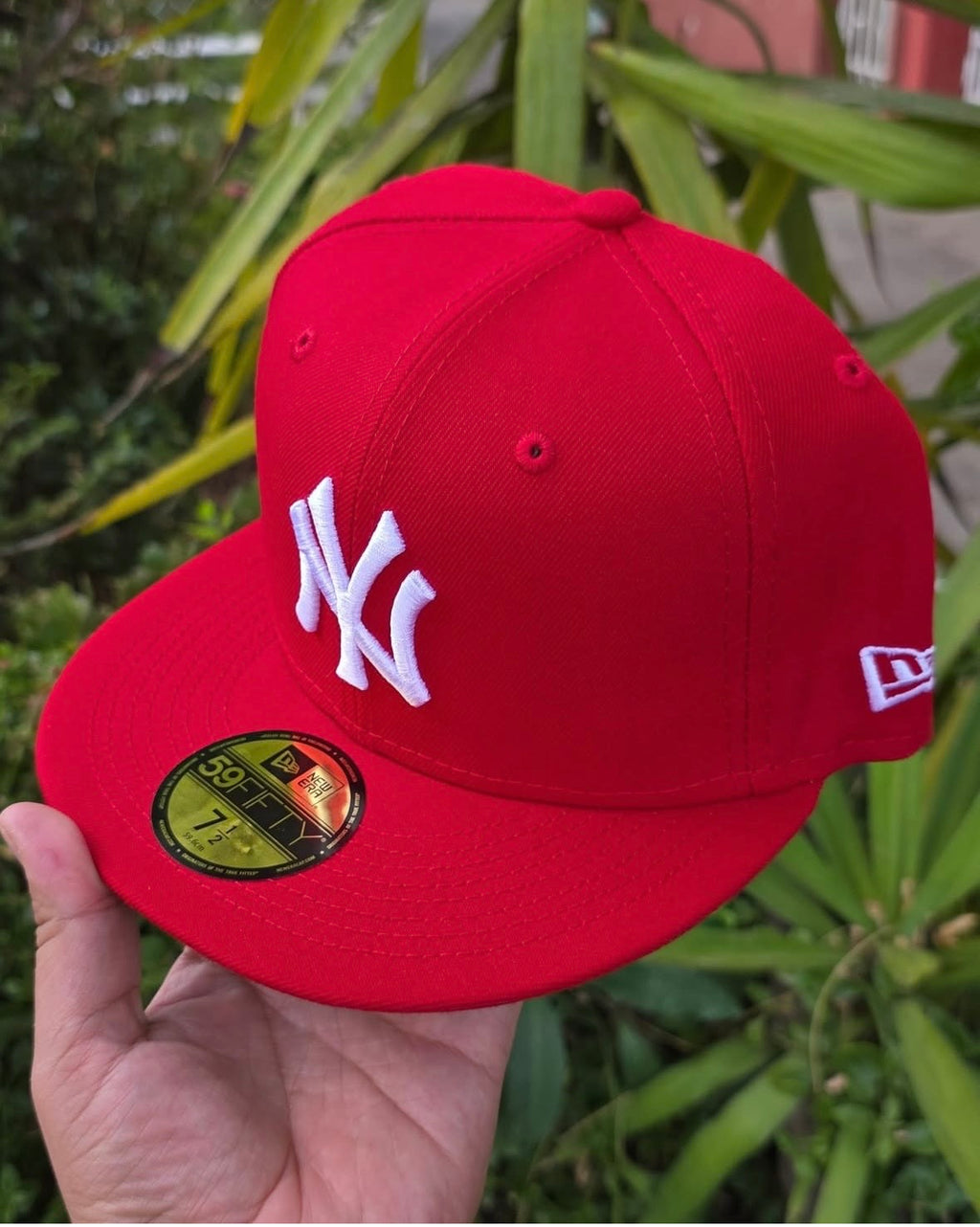 New Era 59FIFTY New York Yankees fitted cap in scarlet red with a white logo