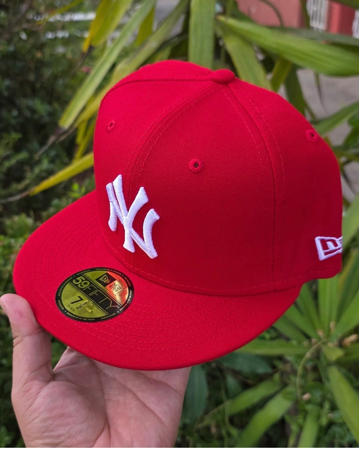 New Era 59FIFTY New York Yankees fitted cap in scarlet red with a white logo